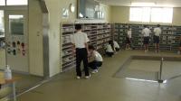 玄関清掃の様子 玄関清掃の様子